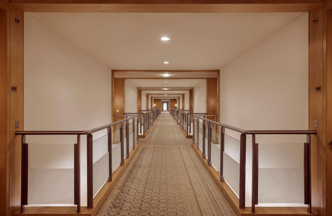 Grand Hyatt Mumbai Hotel And Residences מראה חיצוני תמונה A corridor at the hotel