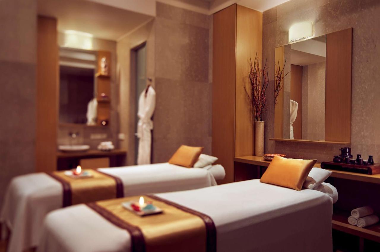 Grand Hyatt Mumbai Hotel And Residences מראה חיצוני תמונה A spa treatment room