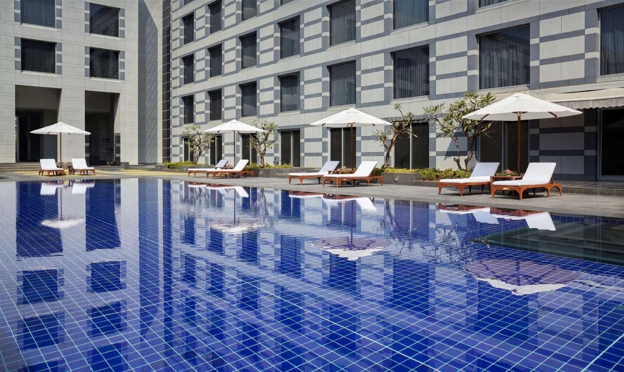 Grand Hyatt Mumbai Hotel And Residences מראה חיצוני תמונה The pool at the hotel