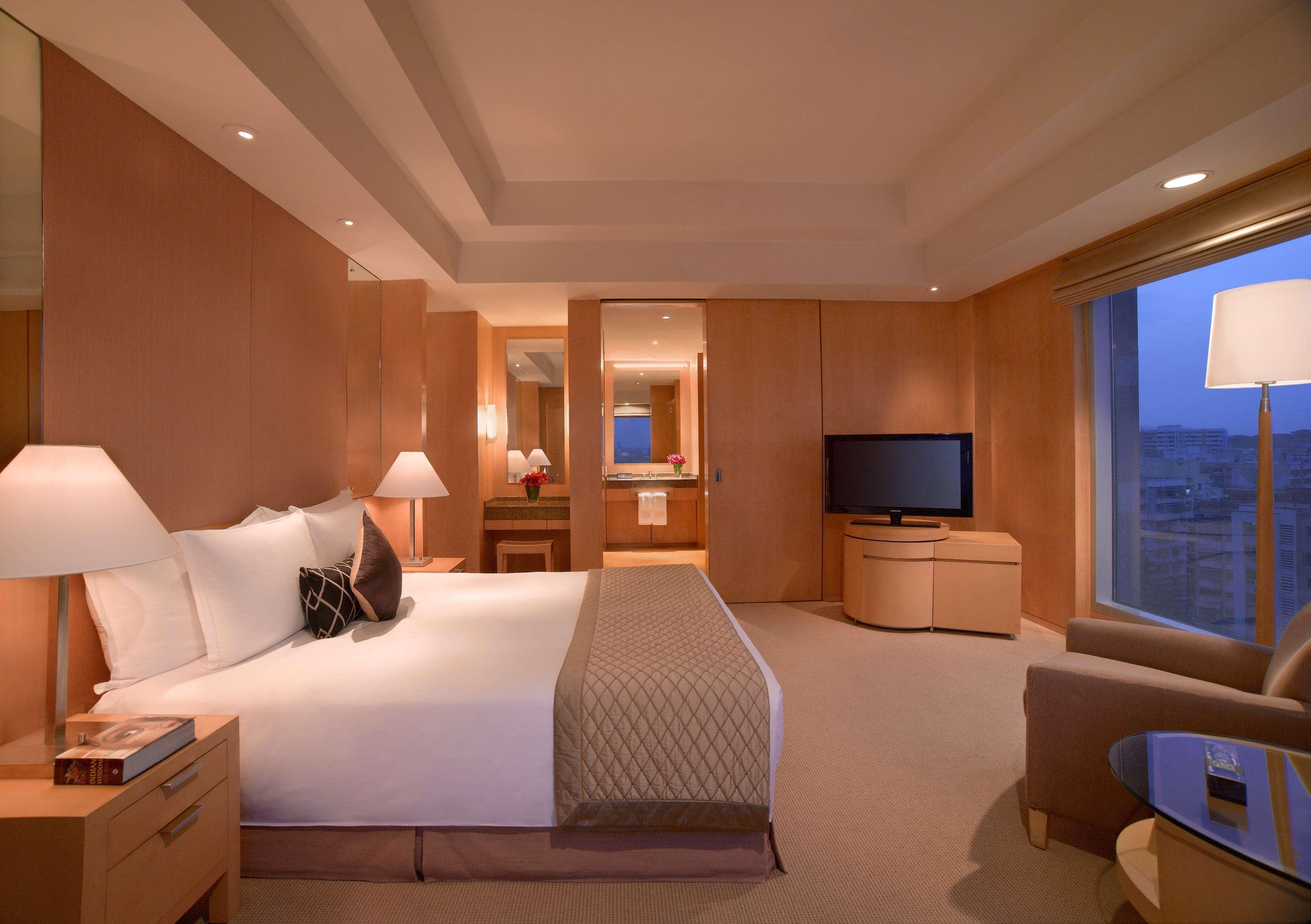 Grand Hyatt Mumbai Hotel And Residences מראה חיצוני תמונה A bedroom in a suite at the Mandarin Oriental, Hong Kong