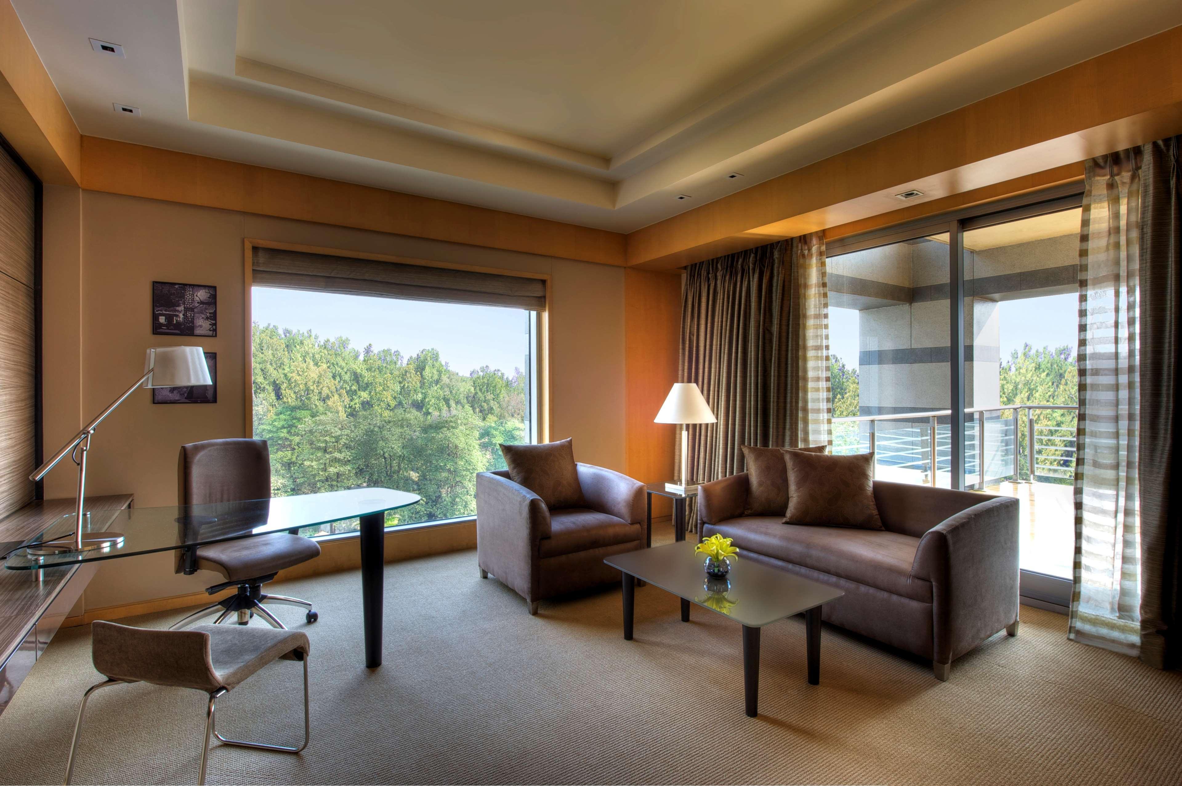 Grand Hyatt Mumbai Hotel And Residences מראה חיצוני תמונה A suite at the hotel