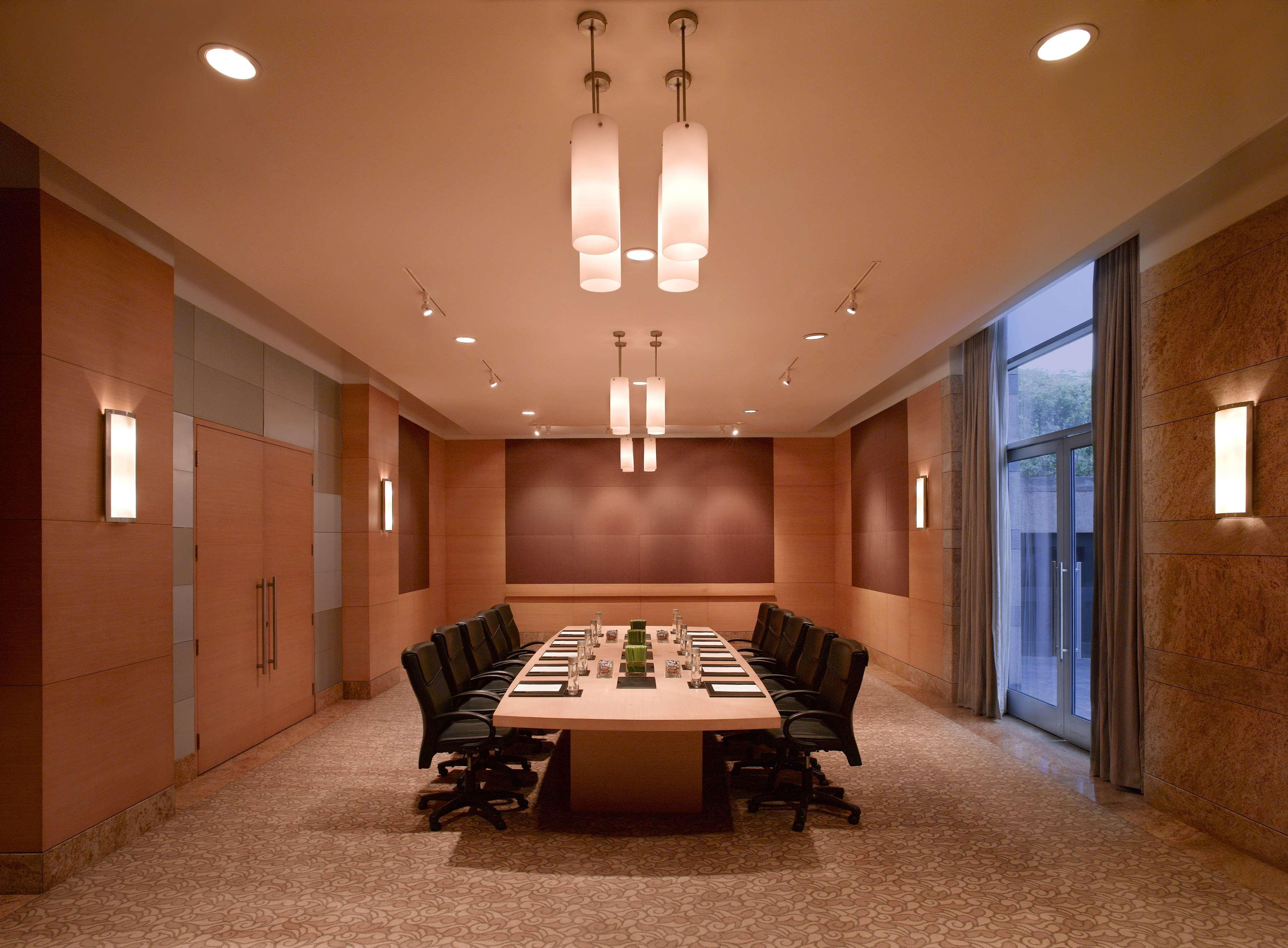 Grand Hyatt Mumbai Hotel And Residences מראה חיצוני תמונה A boardroom at a hotel