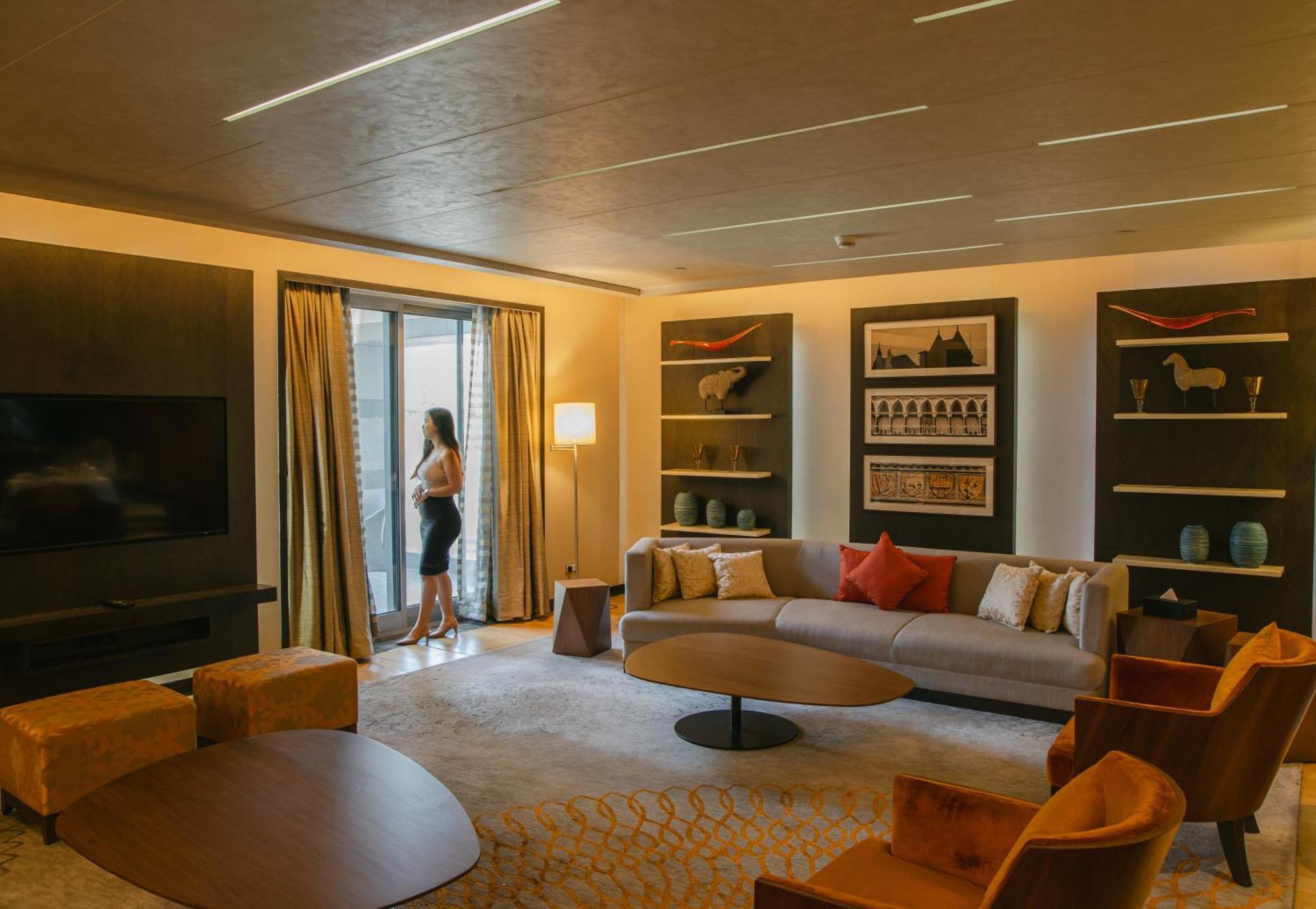 Grand Hyatt Mumbai Hotel And Residences מראה חיצוני תמונה A suite at the hotel