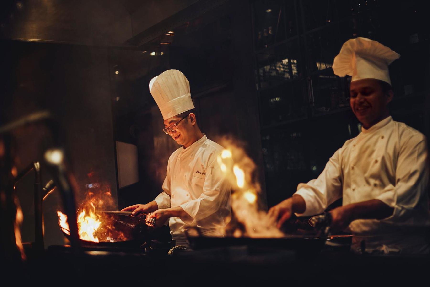 Grand Hyatt Mumbai Hotel And Residences מראה חיצוני תמונה Cooking with a wok