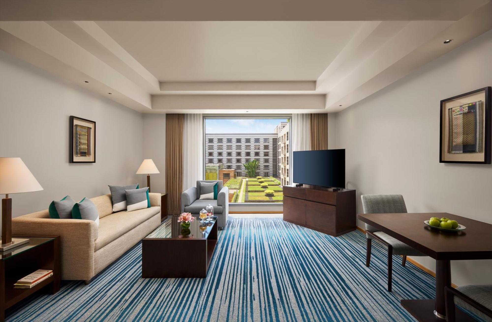 Grand Hyatt Mumbai Hotel And Residences מראה חיצוני תמונה Living room of a suite